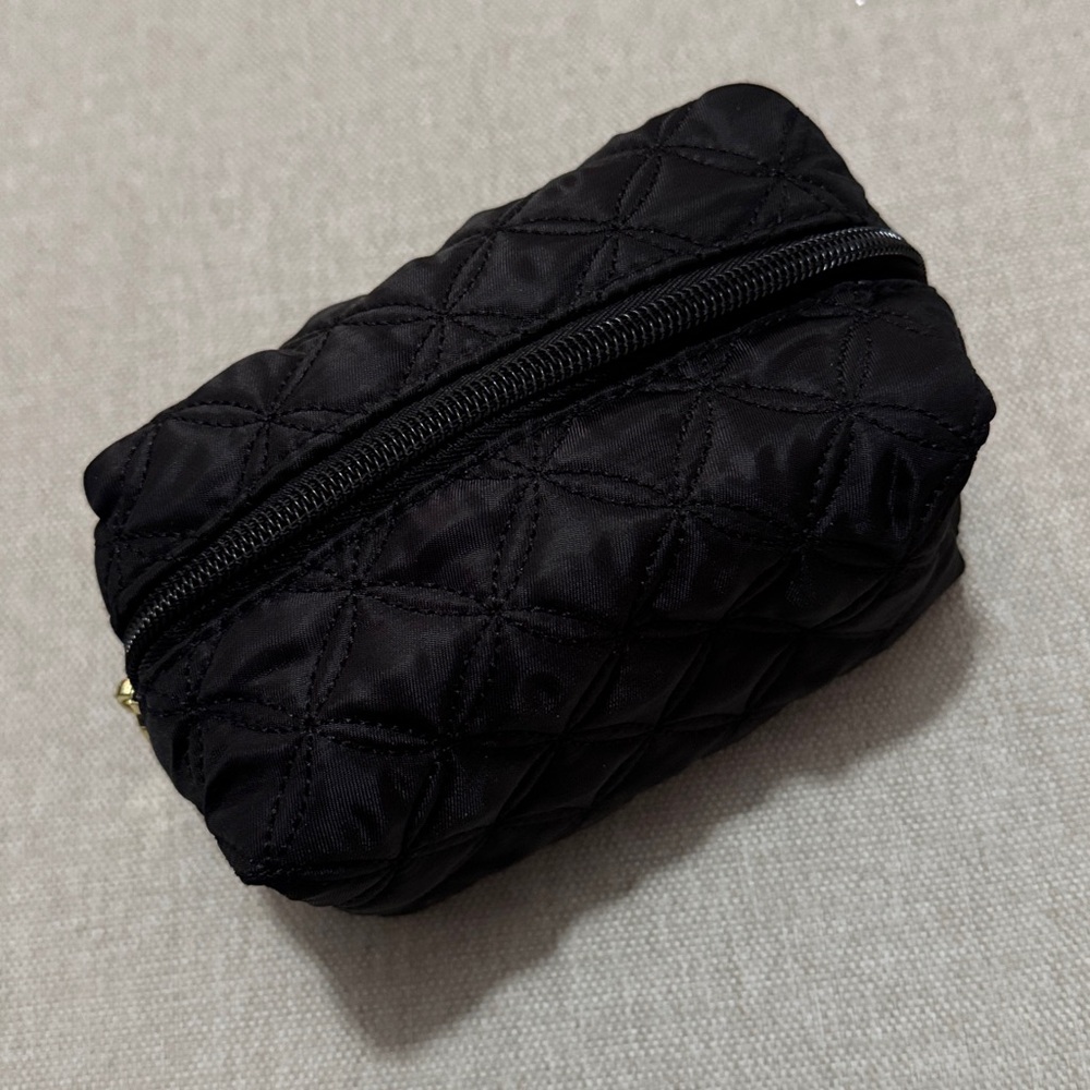 Vera Neumann “NY” Black Quilted Mini Pouch Makeup Bag-Gold Toned Zipper Pull-EUC - Picture 4 of 12